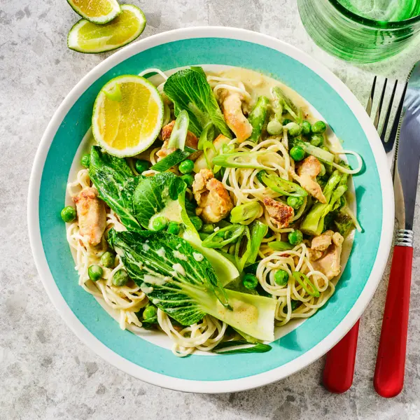 Kip in groene curry met noedels en paksoi