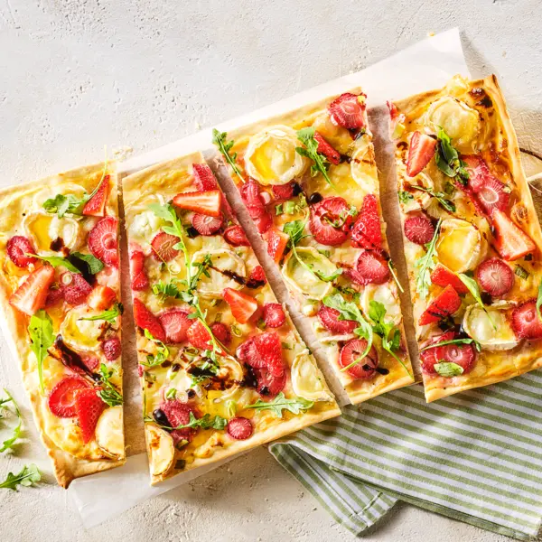 Flammkuchen met aardbeien en geitenkaas