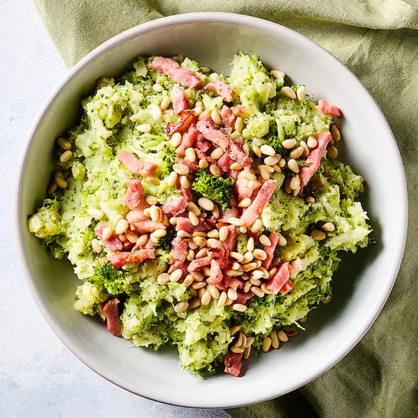 Broccolistamppot met spekjes en pijnboompitten
