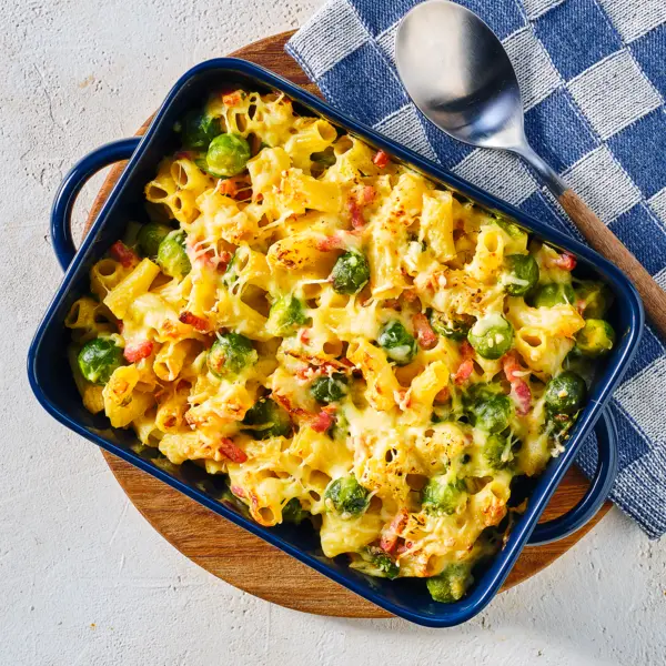 Romige pastaschotel met spruitjes en spekjes
