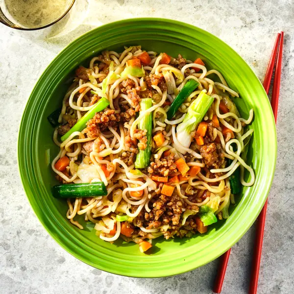 Snelle yakisoba met sticky gehakt