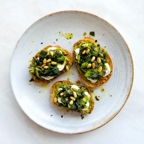 Crostini met misopesto en geblakerde bosuisalsa