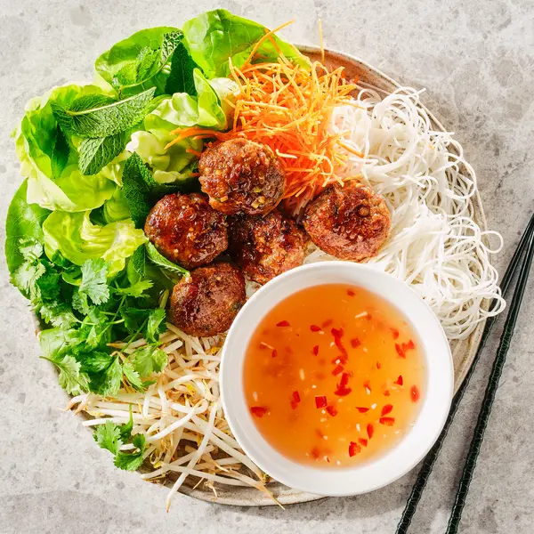 Bún cha-stijl rijstvermicelli met gehakt