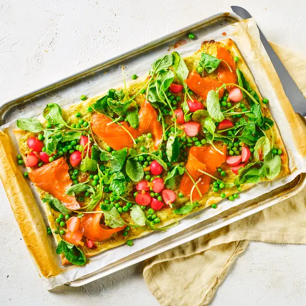Flammkuchen met radijs en gerookte zalm