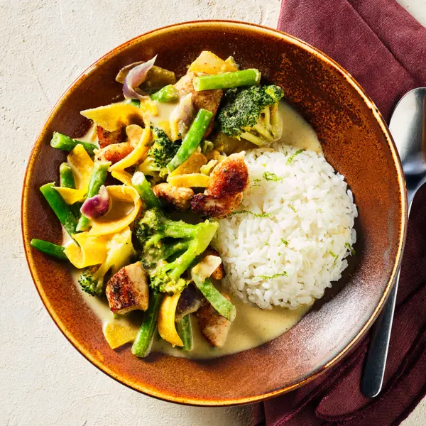 Groene curry met kip en kokos-limoenrijst