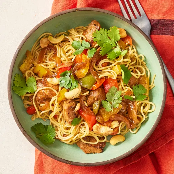 Mie met kip, paprika en cashewnoten