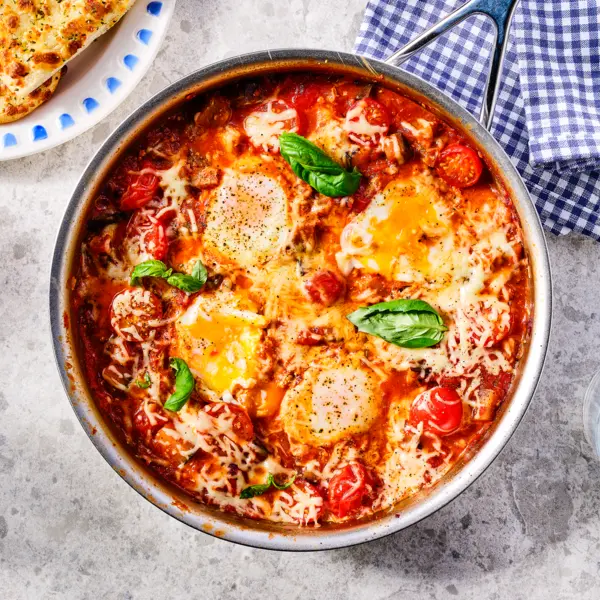 Italiaanse stijl shakshuka met focaccia