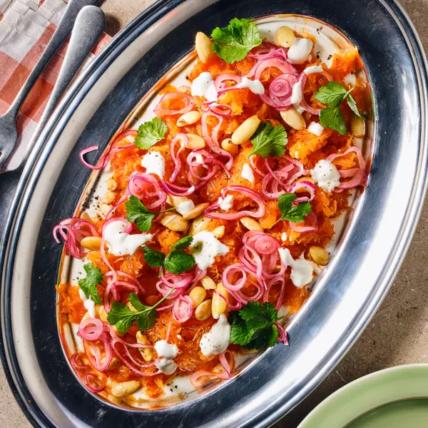 Spaghettipompoen-salade met limoenyoghurt en harissa