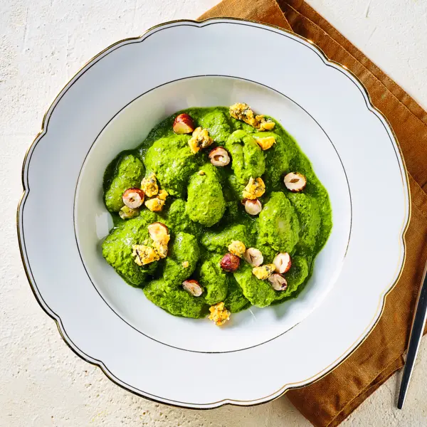 Gnocchi met boerenkoolsaus en hazelnoten