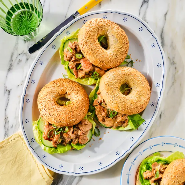 Sesambagel met teriyaki-zalmsalade en botersla