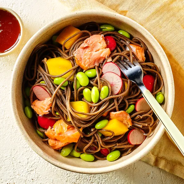 Frisse noedelsalade met warmgerookte zalm