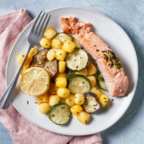 Traybake met zalm, aubergine en krieltjes
