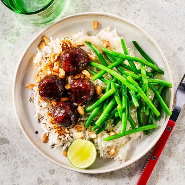Kipketjap-balletjes met boontjes en rijst