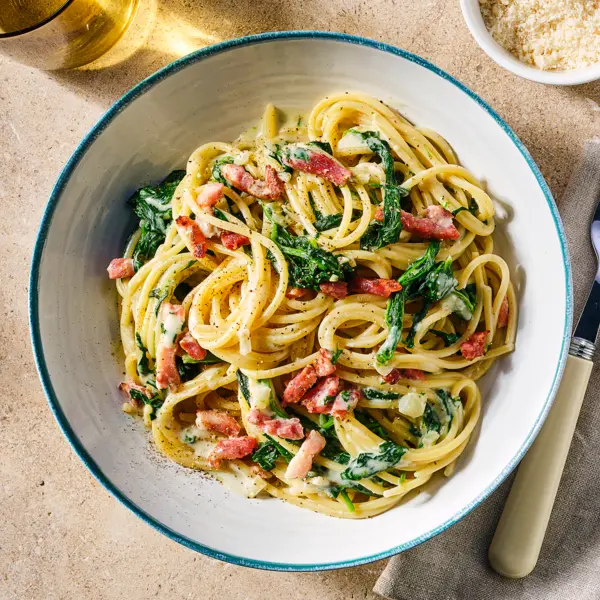 Spaghetti met boursin, spinazie en spekjes