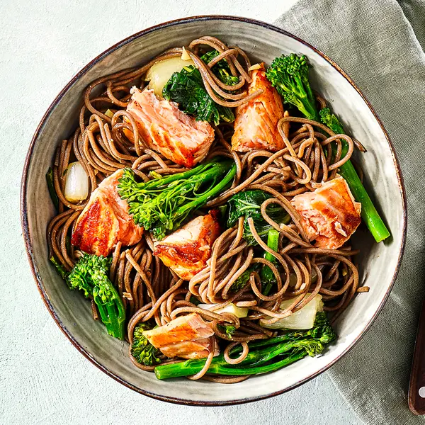 Sobanoedels met zalm en bimi