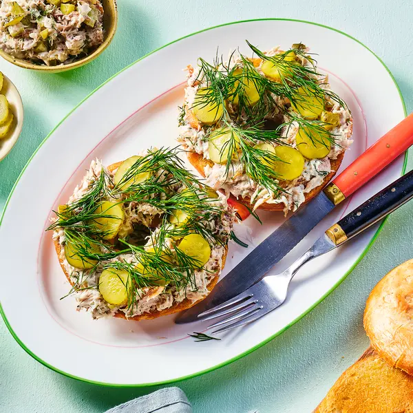 Toasted bagels met gerookte makreelsalade