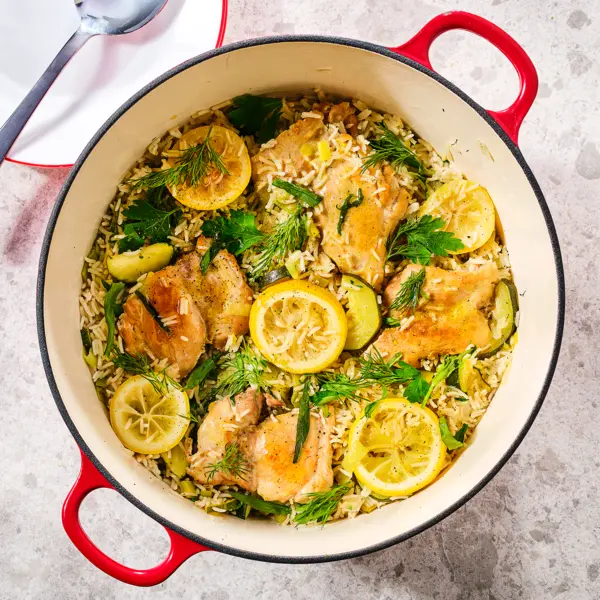 Eenpans-citroenkip met kruidige rijst en courgette