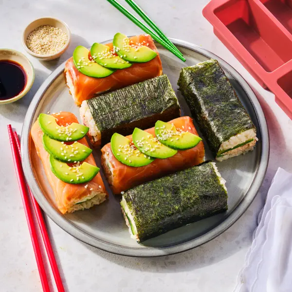 Sushi rolls met tonijn en gerookte zalm