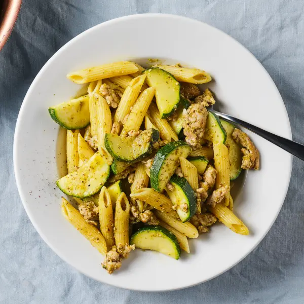 Pasta pesto met courgette en kipgehakt