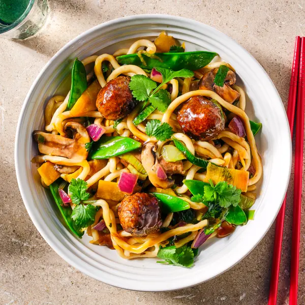 Snelle udonnoedels met teriyaki gehaktballetjes