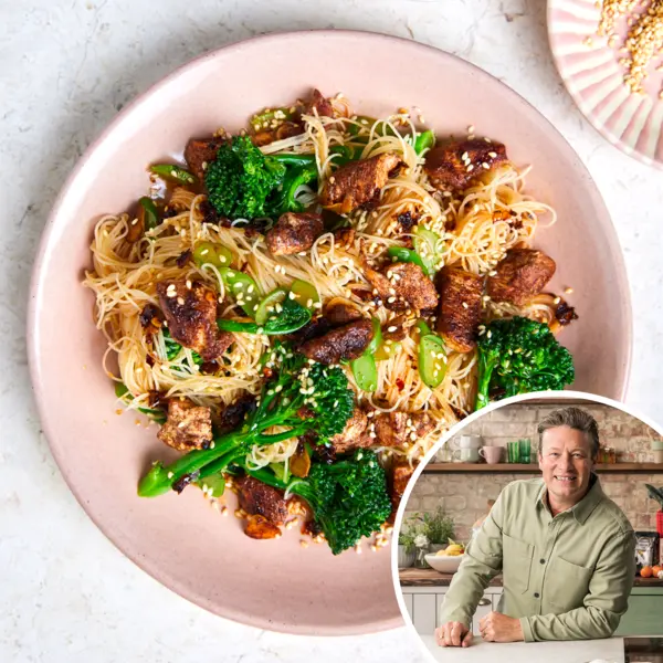 Noedels met krokante kip en bimi