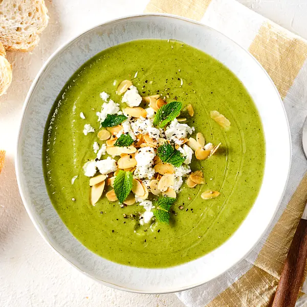 Broccolisoep met feta en munt