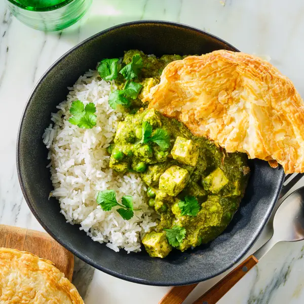 Romige spinaziecurry met crispy paratha