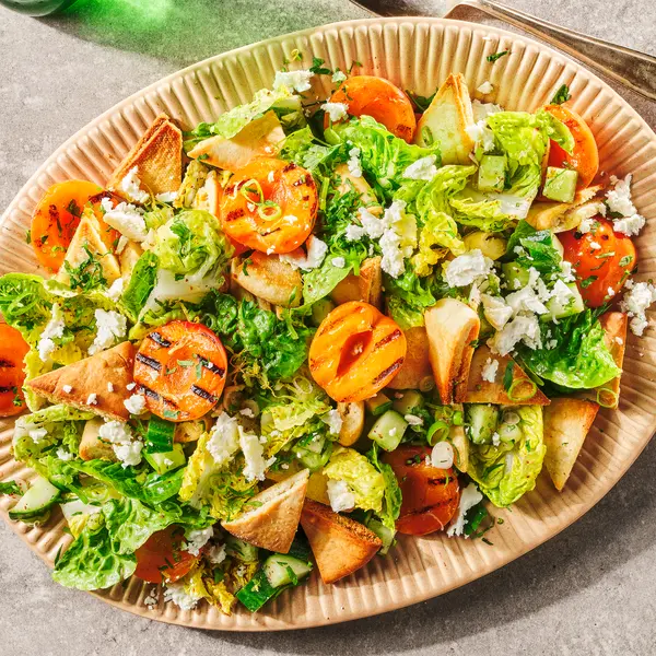 Salade met pitacroutons en gegrilde abrikoos