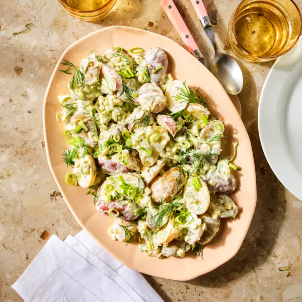 Augurk-aardappelsalade met cheddar en dille
