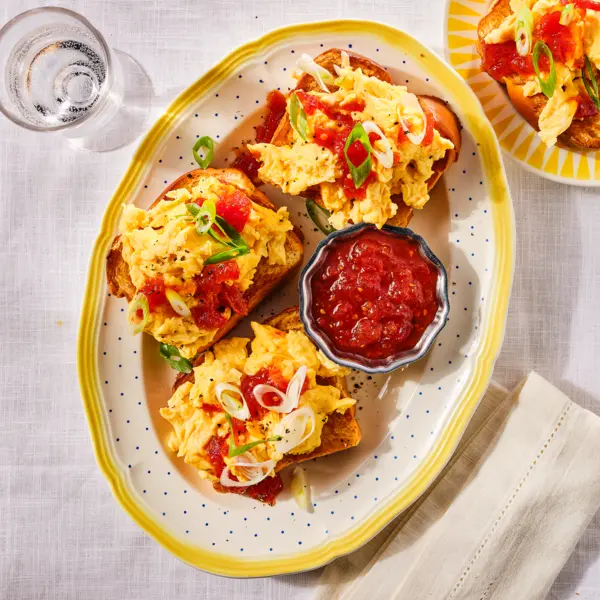 Brioche met roerei en chili-tomatenjam