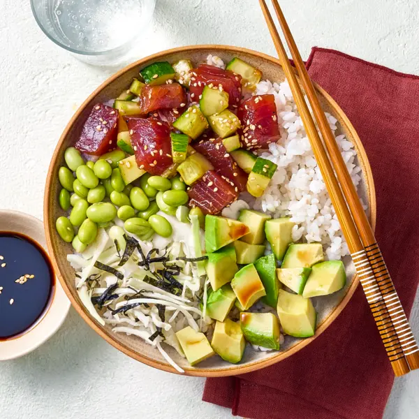Pokébowl met gemarineerde tonijn met avocado en edamame