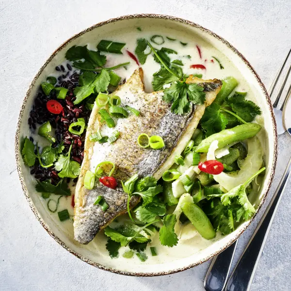 Dorade met zwarte rijst en kokosbouillon