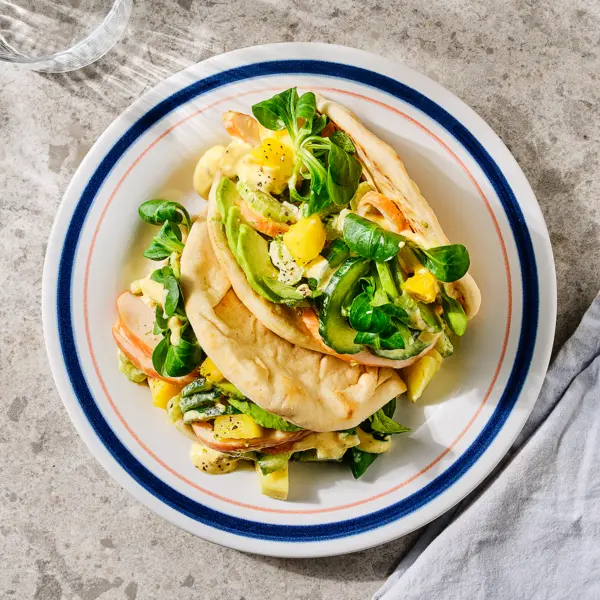 Flatbread met gerookte kip en kerriemayo