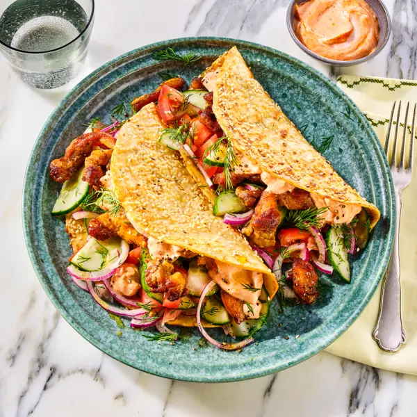 Crispy sesamwraps met kip kebab en harissayoghurt