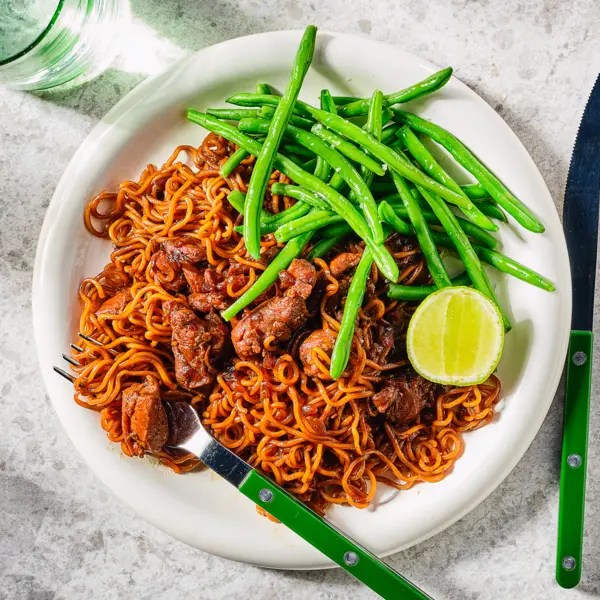 Kip-ketjap met noedels en boontjes