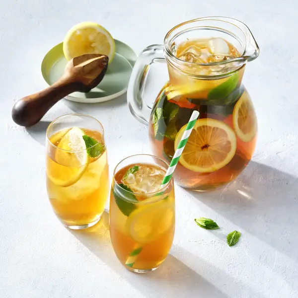 Zelfgemaakte ijsthee met citroen en munt