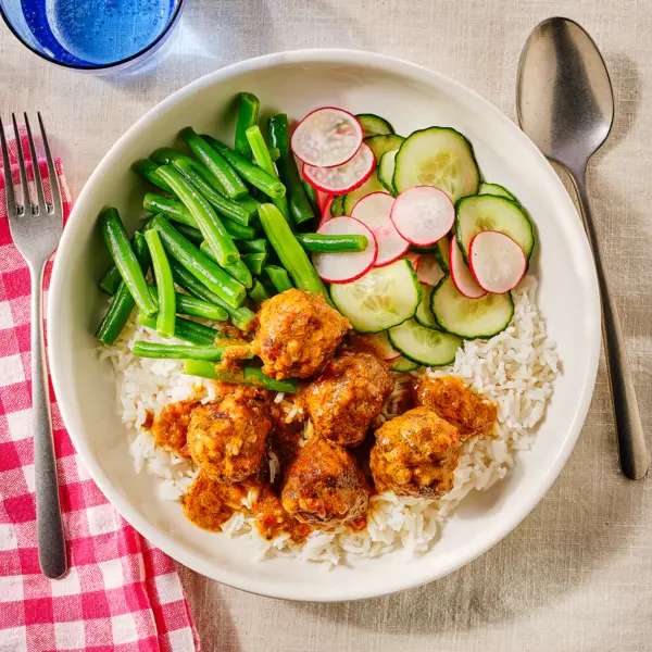 Rendang-gehaktballetjes met sperziebonen