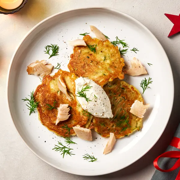 Courgetteblini's met dille-mascarpone en forel