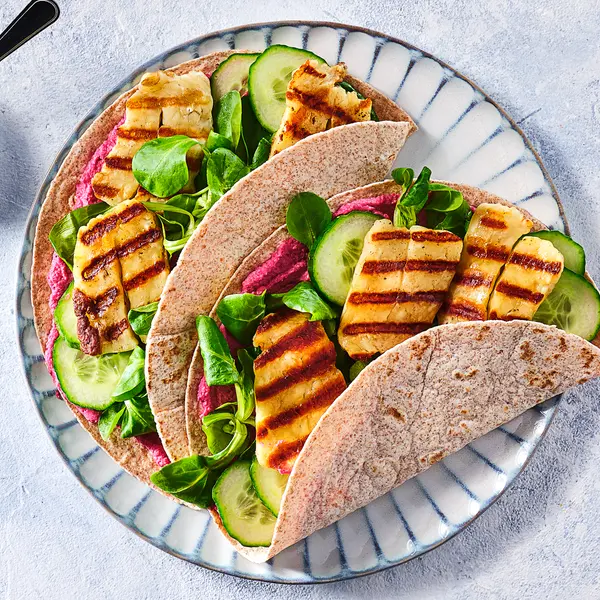 Halloumiwraps met bietenhummus