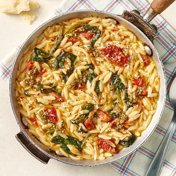 Eenpansorzo met pesto en zongedroogde tomaat