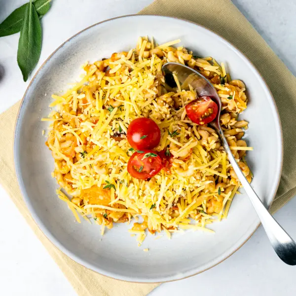 Volkoren macaroni met verstopte-groentesaus