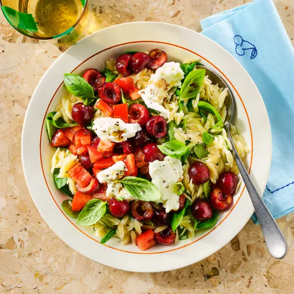 Orzosalade met gemarineerde kersen en burrata