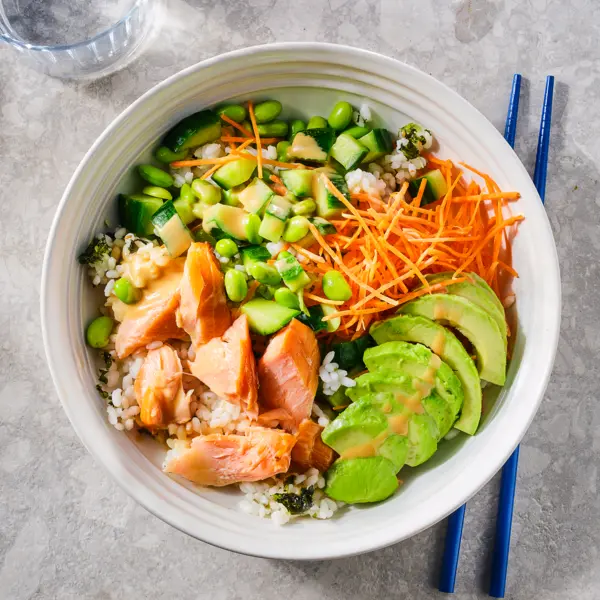 Pokébowl met warmgerookte zalm en sojadressing
