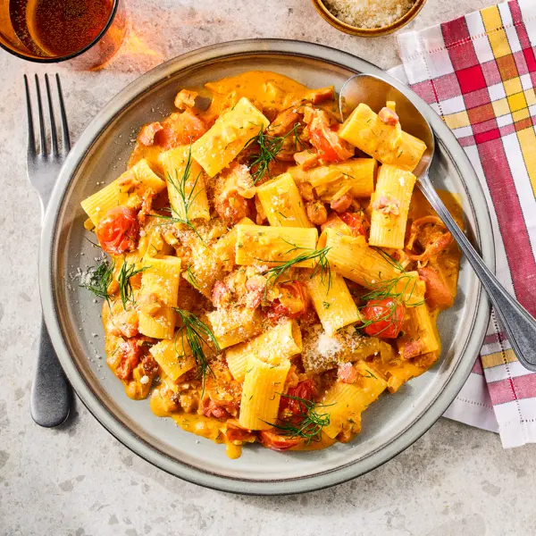 Romige harissa pasta met pancetta en dille