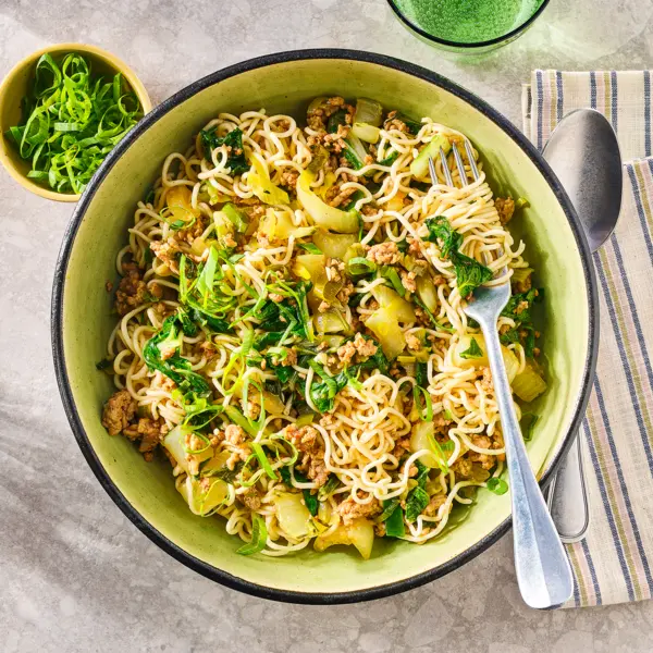 Noedels met 5 spice-gehakt en paksoi