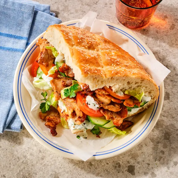 Snelle kipdöner in Turks brood