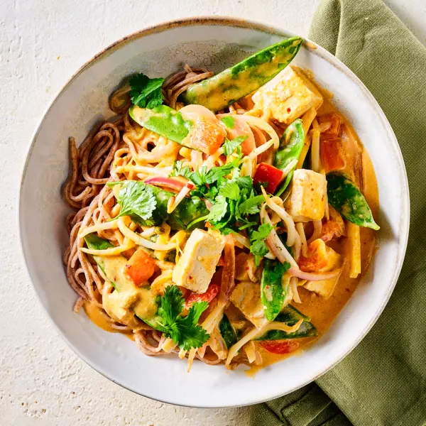 Snelle tofucurry met volkoren noedels