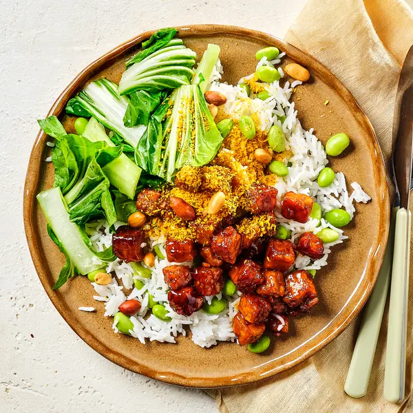 Ketjap-tempeh met paksoi en edamamerijst