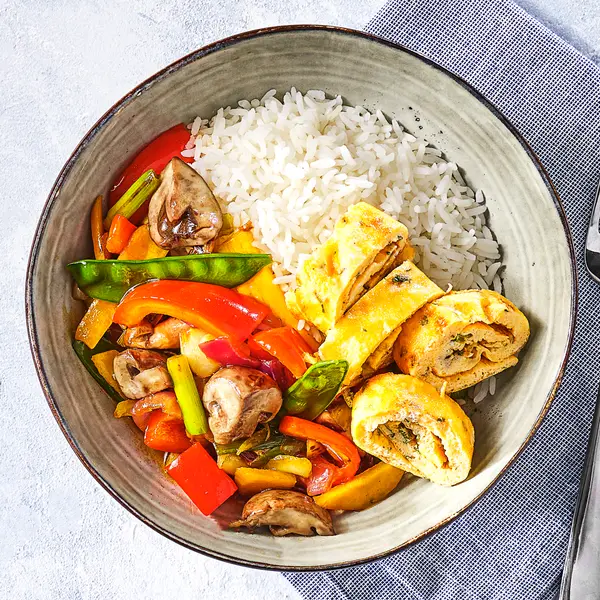 Japanse wok met omeletreepjes