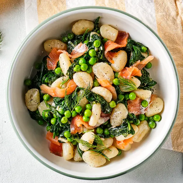 Romige gnocchi met erwtjes en gerookte zalm